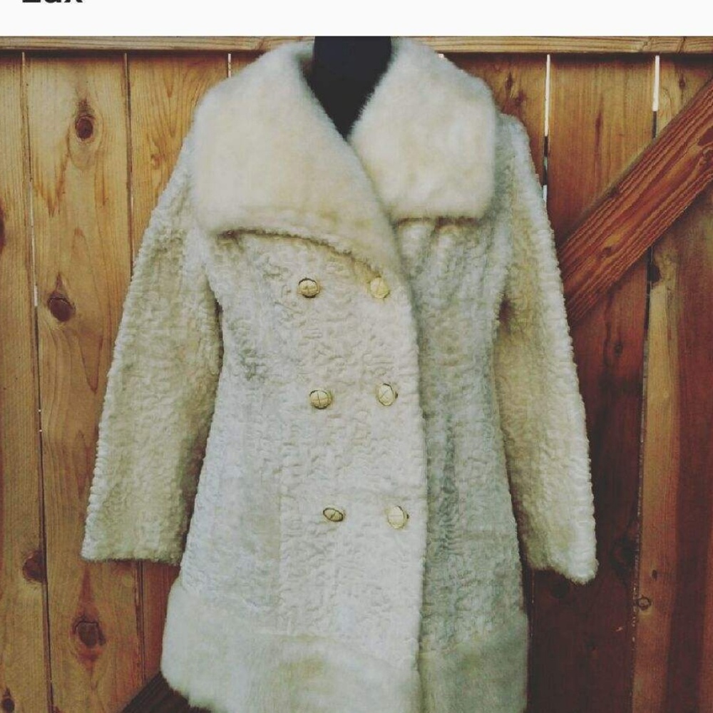 VINTAGE CREAM/WHITE FAUX FUR COAT